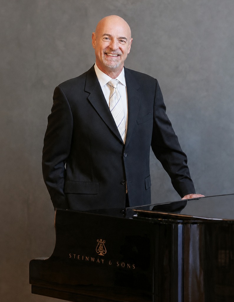 Ray van Straten at the piano